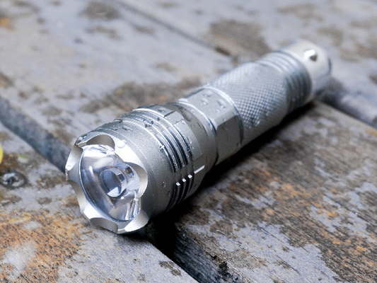 Tactical Rechargeable Emergency Flashlight, ładowalna bardzo jasna latarka