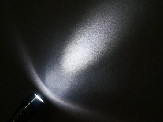 Wysuwany magnetyzm Latarka LED Pen 22m Szerokość wiązki Dostosowywany kolor